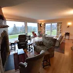 펜션 Hillside Retreat With Pond