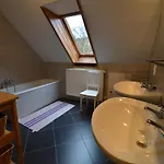 펜션 Hillside Retreat With Pond