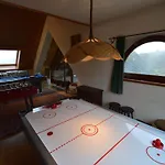 펜션 Hillside Retreat With Pond *