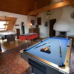 펜션 Hillside Retreat With Pond