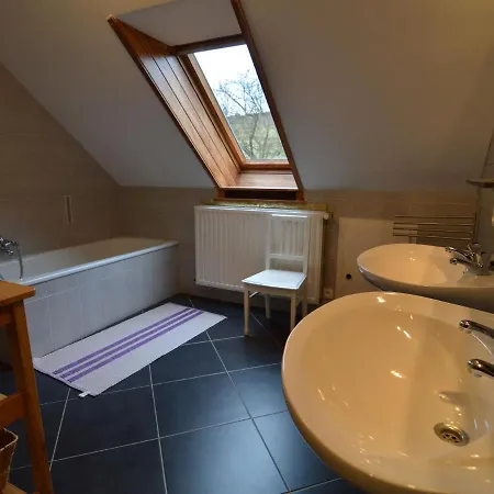 With 5 Bedrooms And 4 Bathrooms Сasa de vacaciones Lierneux
