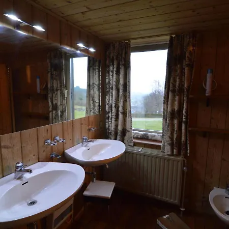 With 5 Bedrooms And 4 Bathrooms Сasa de vacaciones Lierneux