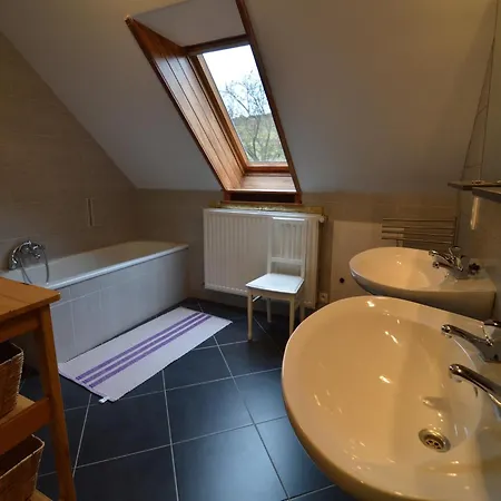 Prázdninový dům Hillside Retreat With Pond