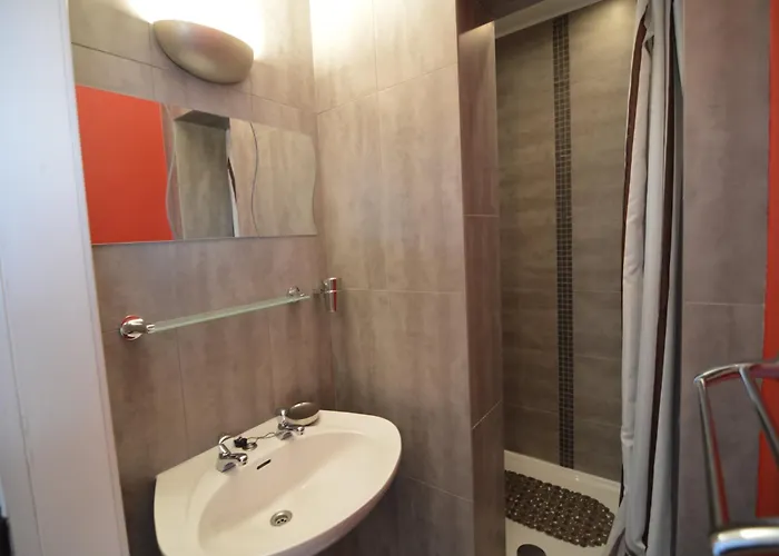 Hillside Retreat With Pond